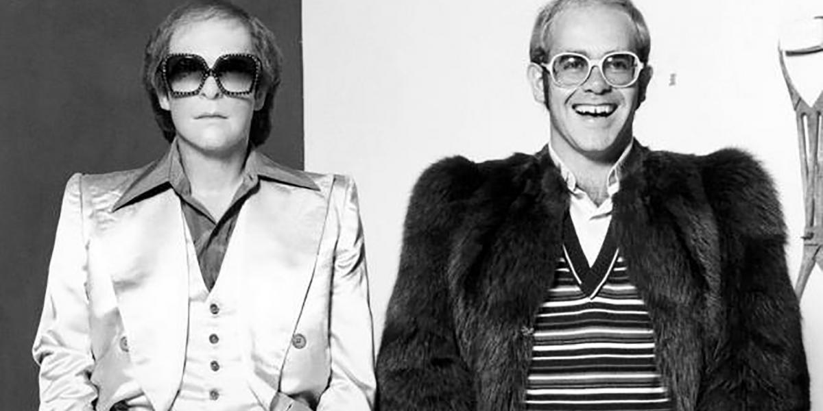 Elton John (jobbra) saját viaszfigurájával pózol Madame Tussauds londoni múzeumában 1976-ban 