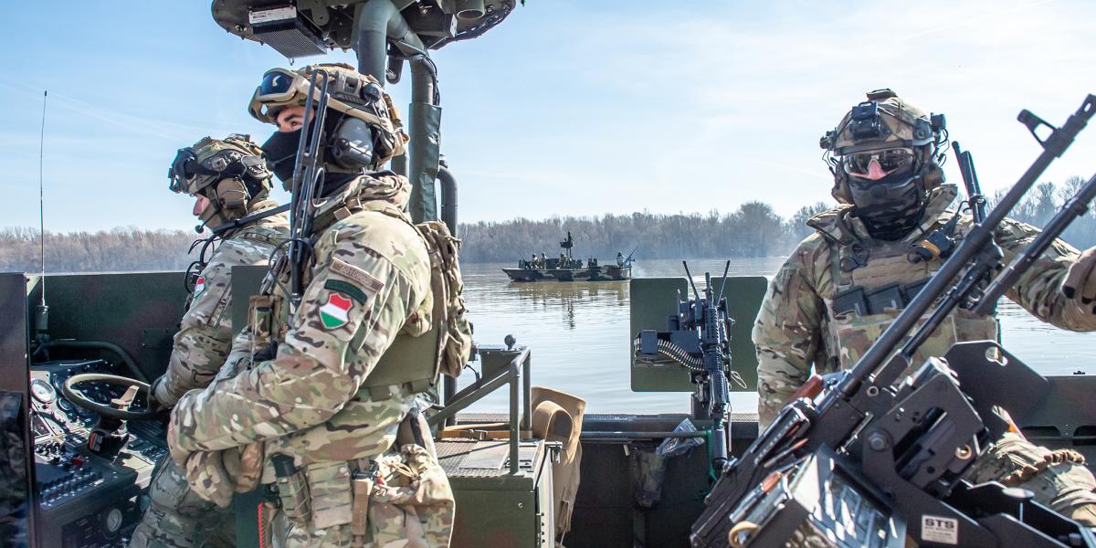 Katonák Pakson. Az Orbán-kormány szintet lépett, amikor az elmúlt napokban közvetlen, Magyarország elleni külső fenyegetésre hivatkozott