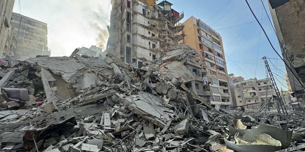 Lerombolt épületek romjai egy izraeli légitámadás után a libanoni fővárosban, Bejrútban 2026. március 7-én. 