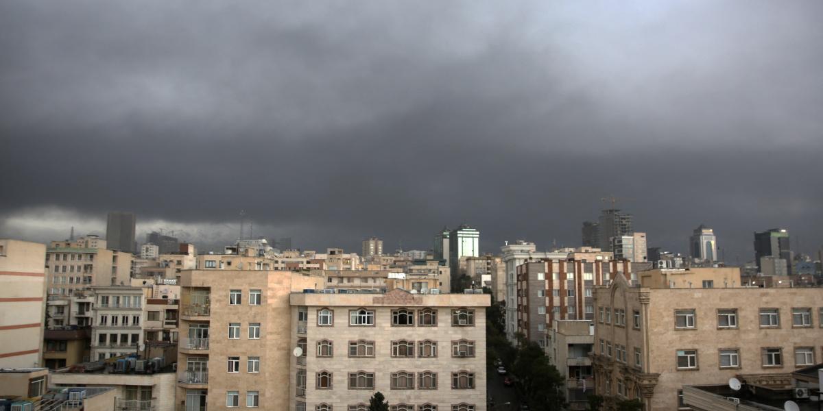 Sűrű füst Teherán felett, miután az Egyesült Államok és Izrael olajraktárakat vett célba az iráni fővárosban