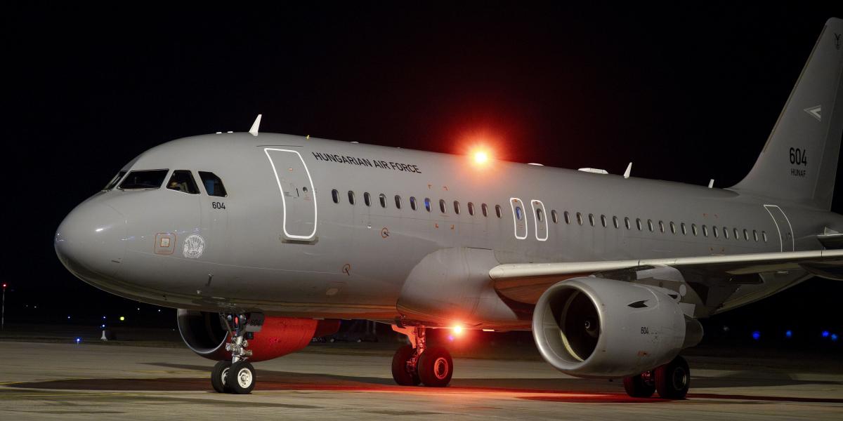 Az iráni konfliktus miatt Egyiptomból indult honvédségi mentesítő járat megérkezik a Liszt Ferenc-repülőtérre március 6-án 