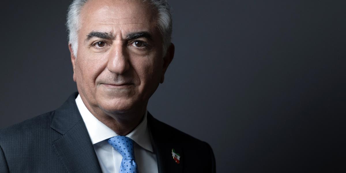 Reza Pahlavi lapunknak elmondta, Hamenei felelőssége mindaz a sok borzalom, amit évtizedek óta az ő nevében, az ő jóváhagyásával követtek el az iráni nép ellen, és az az elszigeteltség is, amiben az ország élt
