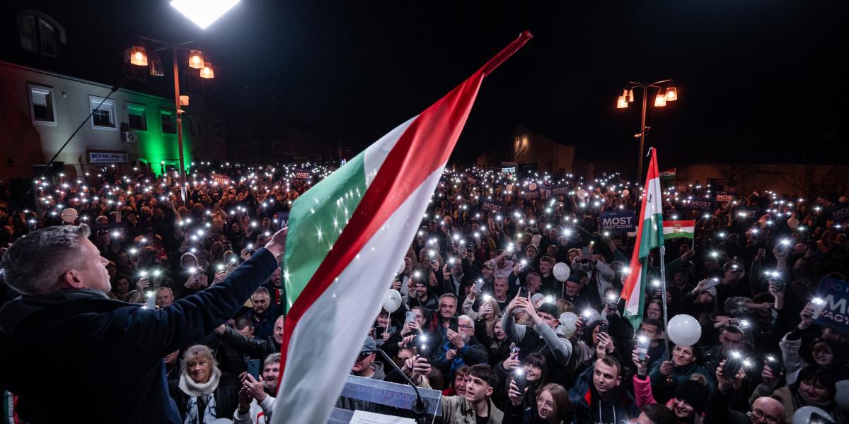 Tisza-gyűlés Mosonma­gyaróváron. Nekik áll a zászló