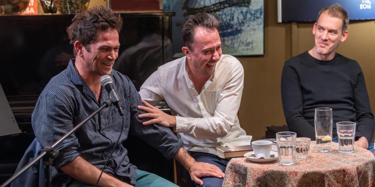 Nagy Zsolt színművész, Szöllősi Mátyás író és a kötet szerkesztője, Darvasi Ferenc