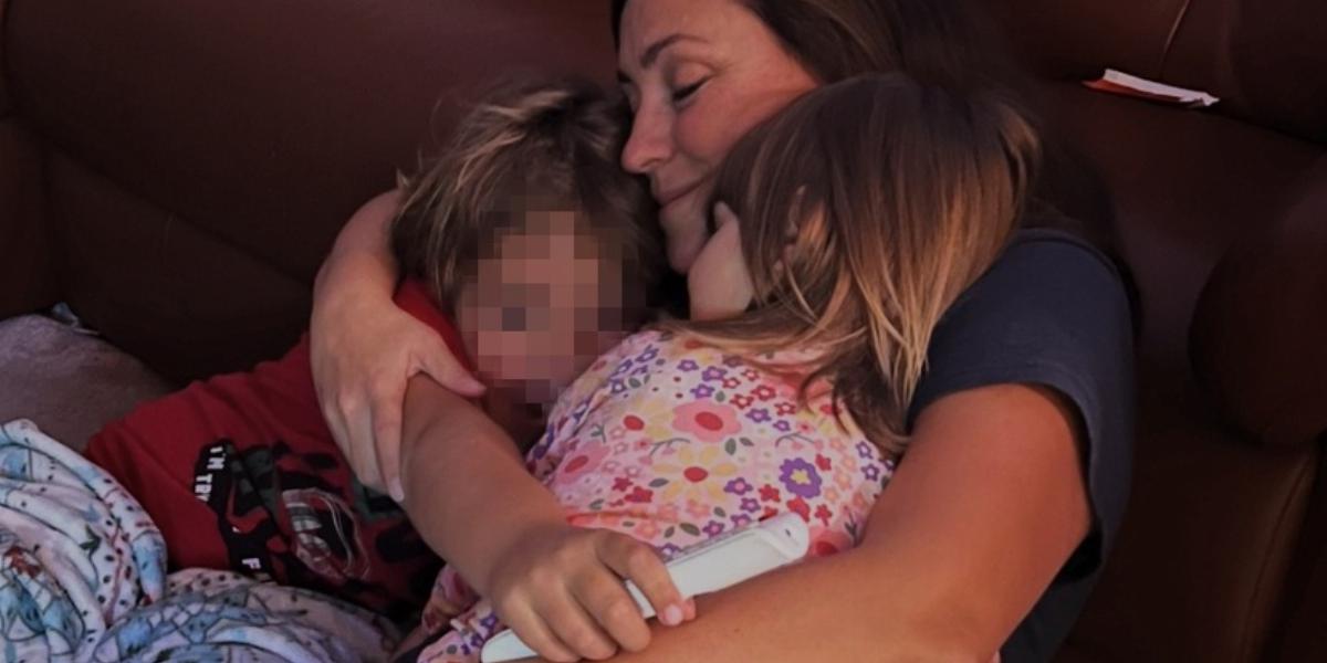 Az anya havonta egyszer, két órában láthatja nagyobbik gyerekét