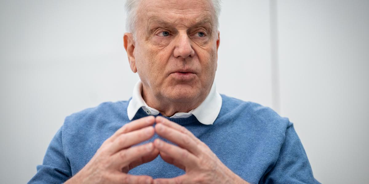 Az nem érdekegyeztetés, hogy a kormány kiírja a Facebookra, mennyi lesz a minimálbér holnaptól, és hány bank működhet Magyarországon – mondja a DK-s politikus