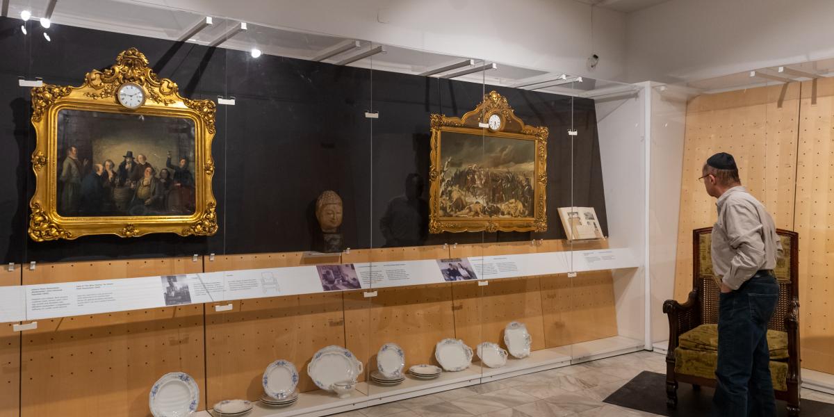 A nyomozáshoz lényegében csak a kiállítás tárgyai, családi legendák szóbeli morzsái és fotók álltak rendelkezésre