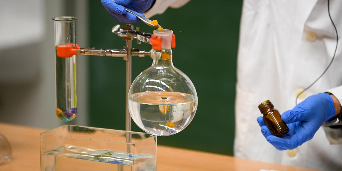 Az elmúlt harminc évben a felére csökkent a kémiaórák száma