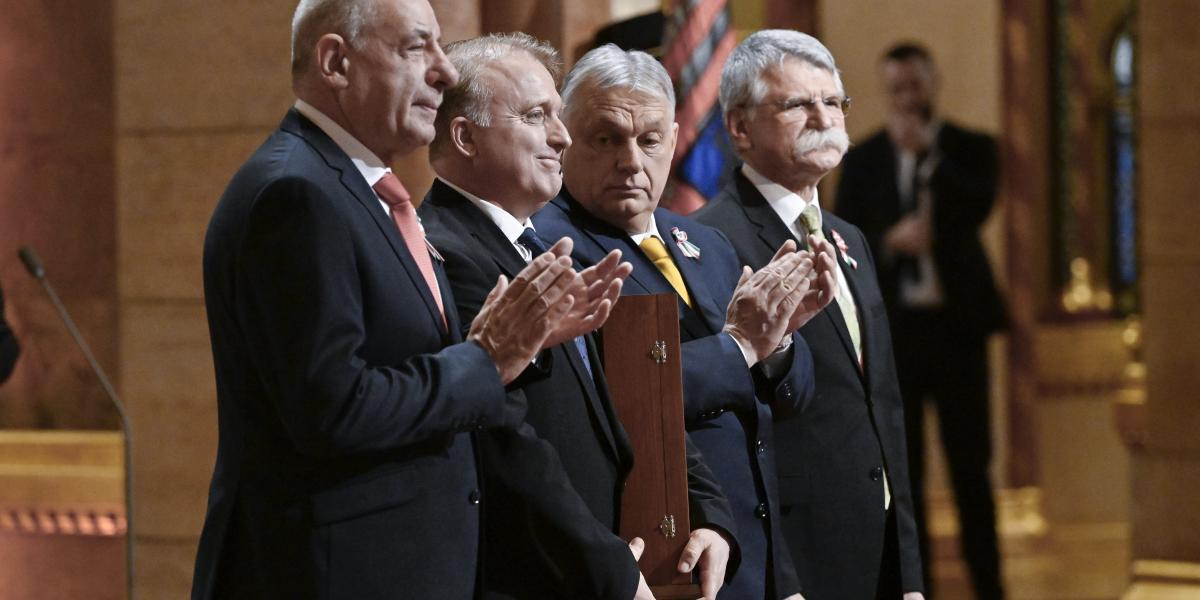 Lackfi János március 14-én vette át a Kossuth-díjat, ami sokak szerint összeférhetetlen döntés eredménye