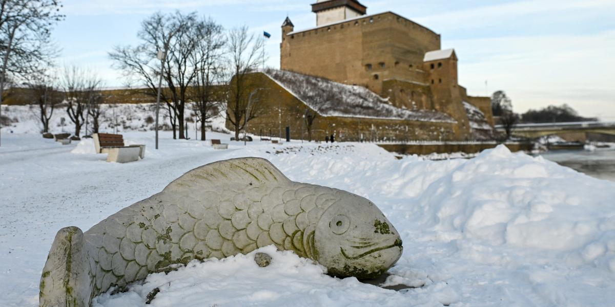 Az észtországi Narva-kastély az orosz határon