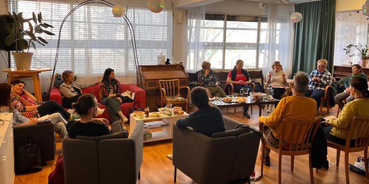  Az Egy sima, egy fordított nevű bécsi magyar könyvklubról az is kiderült, hogy nem a kötögető nőket célozza meg