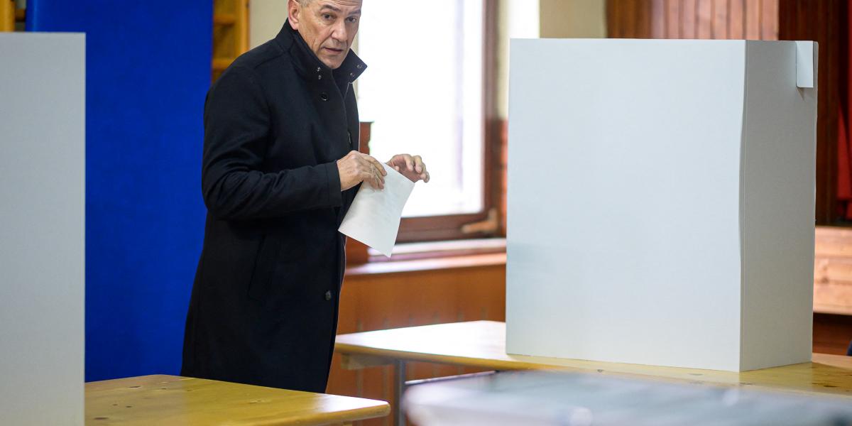 Janez Jansa vasárnap szavazás közben. Fej fej mellett Robert Golobbal