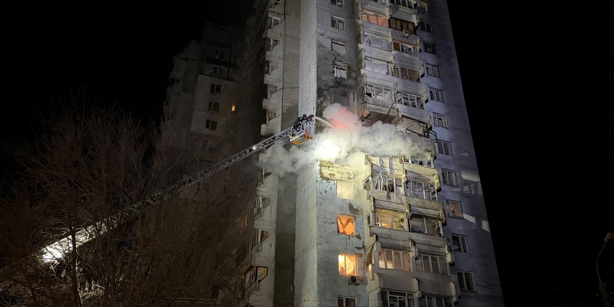 Tűzoltók oltják a tüzet egy lakóházban, az orosz légitámadást követően 2026. március 24-én kora reggel.