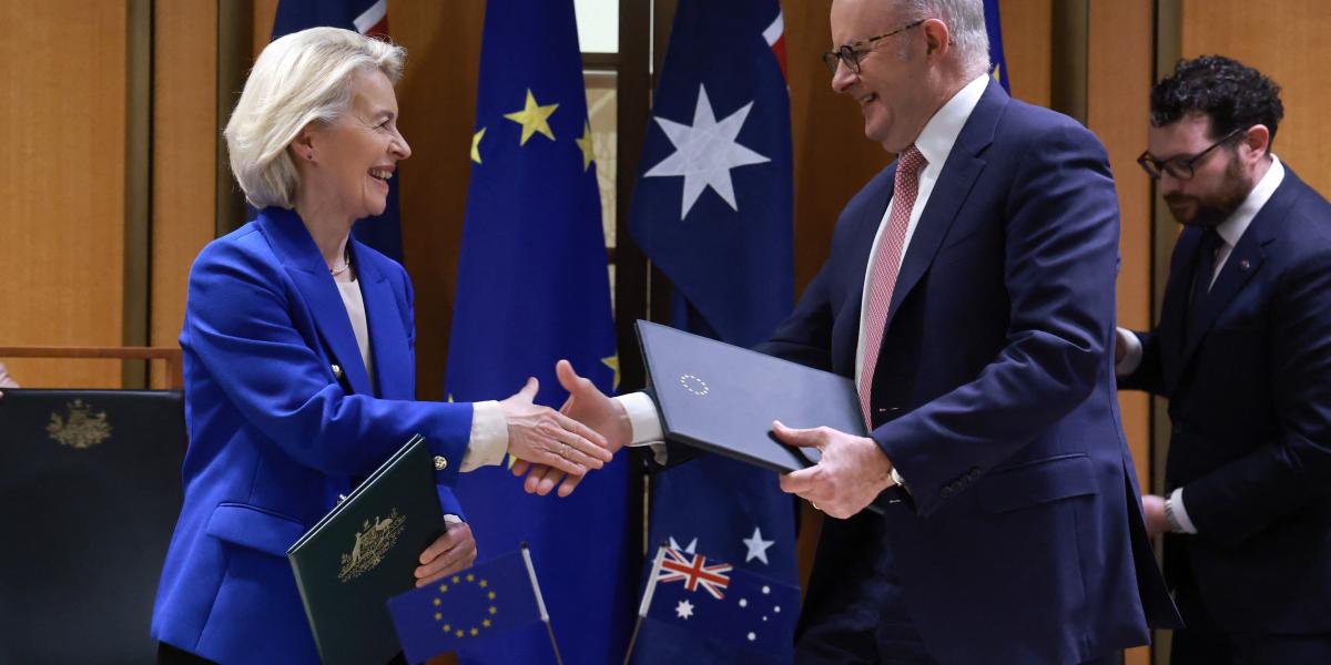 Ursula von der Leyen, az Európai Bizottság elnöke és Anthony Albanese, az ausztrál miniszterelnök megállapodási dokumentumokat cserélnek a canberrai parlamentben tartott aláírási ünnepségen 2026. március 24-én.