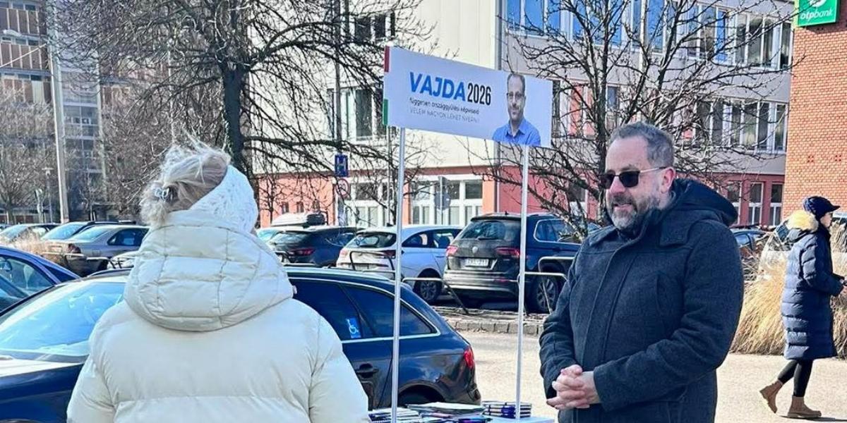 Vajda Zoltán aláírásgyűjtő pultja  március 9-én Budapesten 