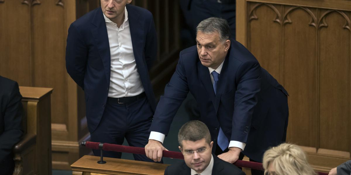 Rogán Antal ügyét Orbán Viktor most a távolból figyeli