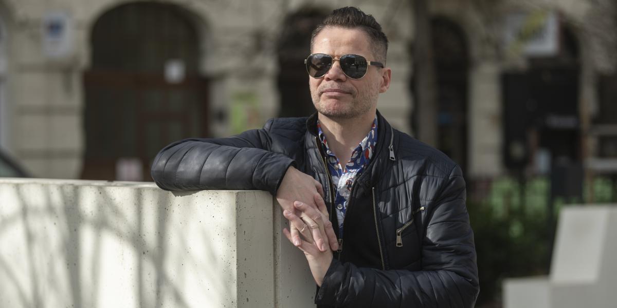 „Az innovatívan gondolkodó alkotók közvetlen hatása és hatékonysága folyamatosan csökken. Ezzel a jelenséggel szemben az érdekképviseletek is tehetetlenek, de előremutató stratégiát még nem sikerült megfogalmazniuk”