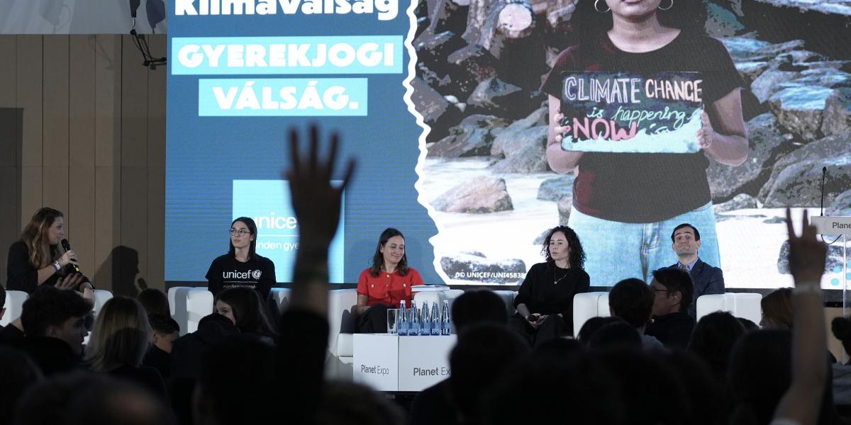 A fiatalokat kérdezték véleményükről a rövid elő­adások közben, és ők is kérdezhettek a kerekasztalbeszélgetés végeztével