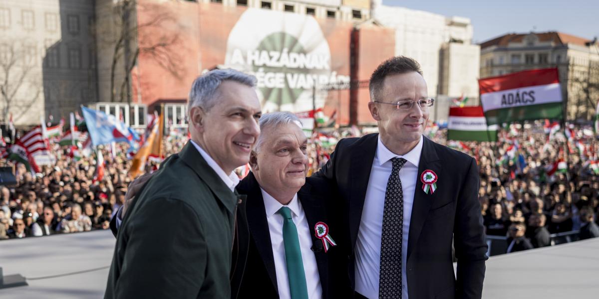 Hárman. Középen Orbán Viktor, mellette Lázár János és Szijjártó Péter. Nem egyszerű figurák