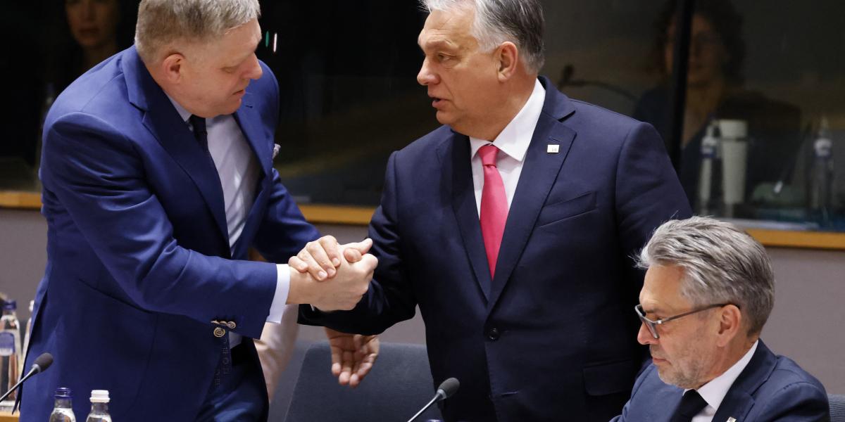 Orbán Viktor Brüsszelben kezet ráz Robert Fico szlovák miniszterelnökkel.  