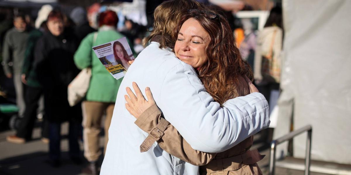 Szabó Tímea regnáló óbudai képviselő kampány közben. Végül ő is úgy döntött: visszalép