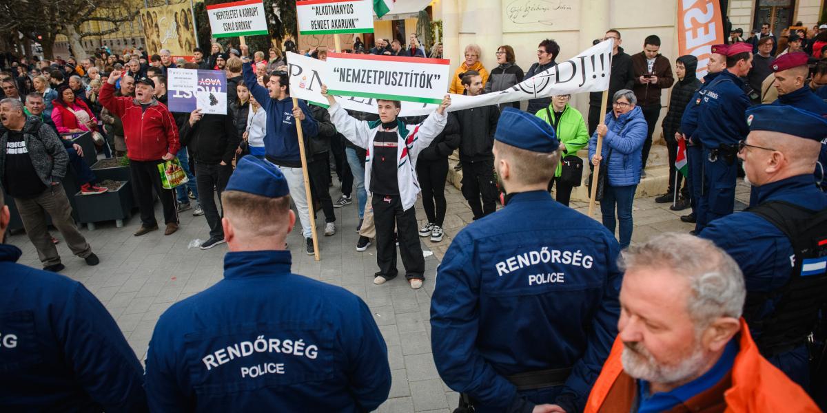 Ellentüntetők és rendőrök Orbán Viktor országjárásának miskolci állomásán március 21-én 