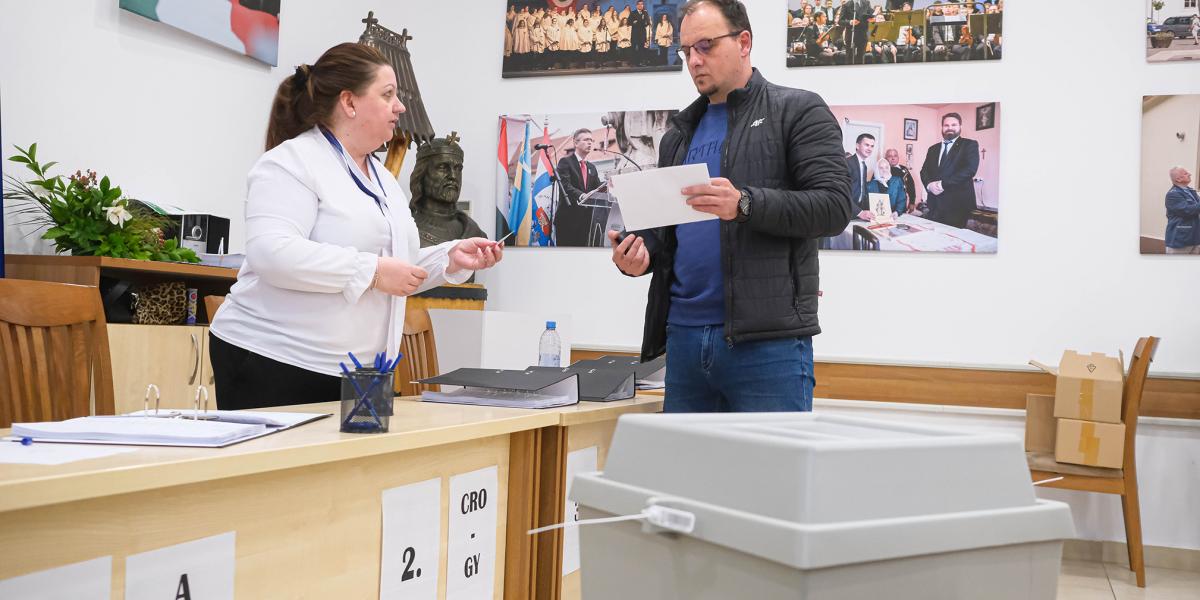 Már zajlik a levélszavazás, a borítékok leadhatók a külképviseleteken, de akár a helyi aktivisták gyűjtőpontjain is. Kérésre pedig házhoz is mennek a begyűjtők