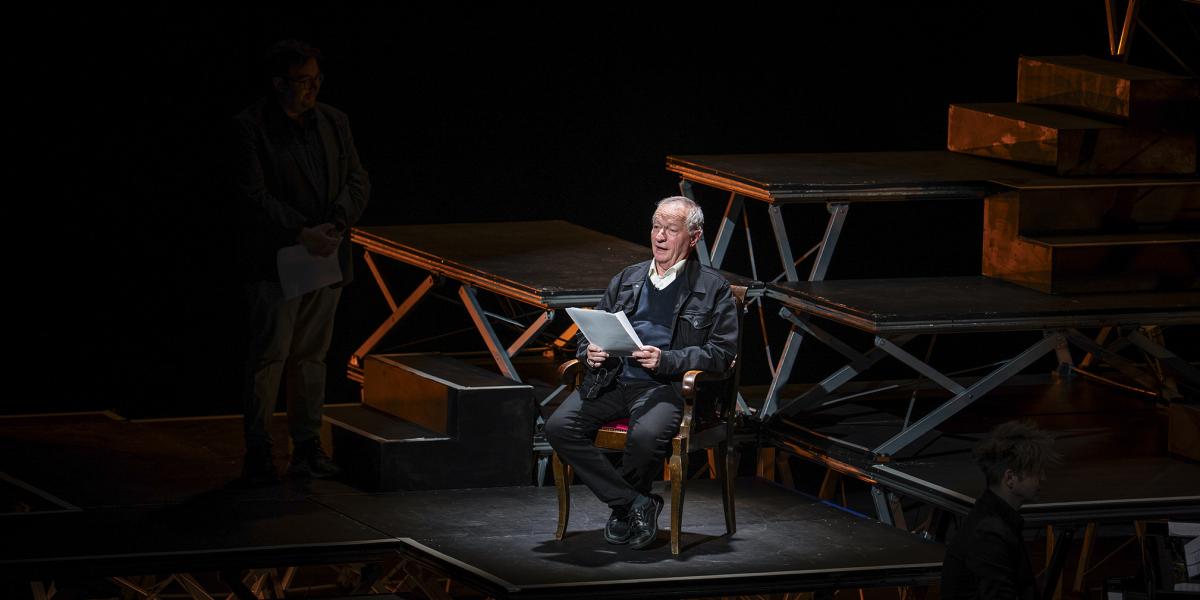 „Idegenül érzem magam a színpadon. Csak megszerették a népek, először az író arcát a borítón, aztán meg a felolvasásokat” − Spiró György hétfő este a Müpa Fesztivál Színházának a színpadán