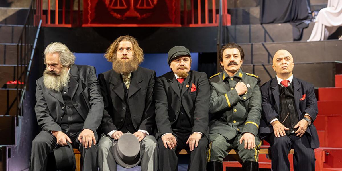 Marx, Engels, Lenin, Sztálin és Rákosi egy padon. Rátóti Zoltán, Vecsei H. Miklós, Rácz József, Fehér László és Köleséri Sándor