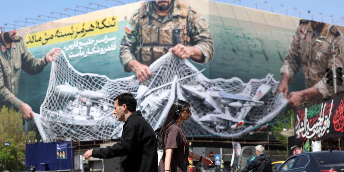 A Hormuzi-szoros lezárására figyelmeztető óriásplakát Teheránban 2026. április 5-én