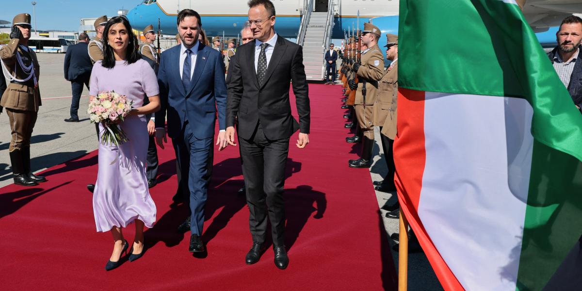 Szijjártó Péter fogadja J. D. Vance amerikai alelnököt és feleségét a Budapest Liszt Ferenc Nemzetközi Repülőtéren, 2026. április 7-én.