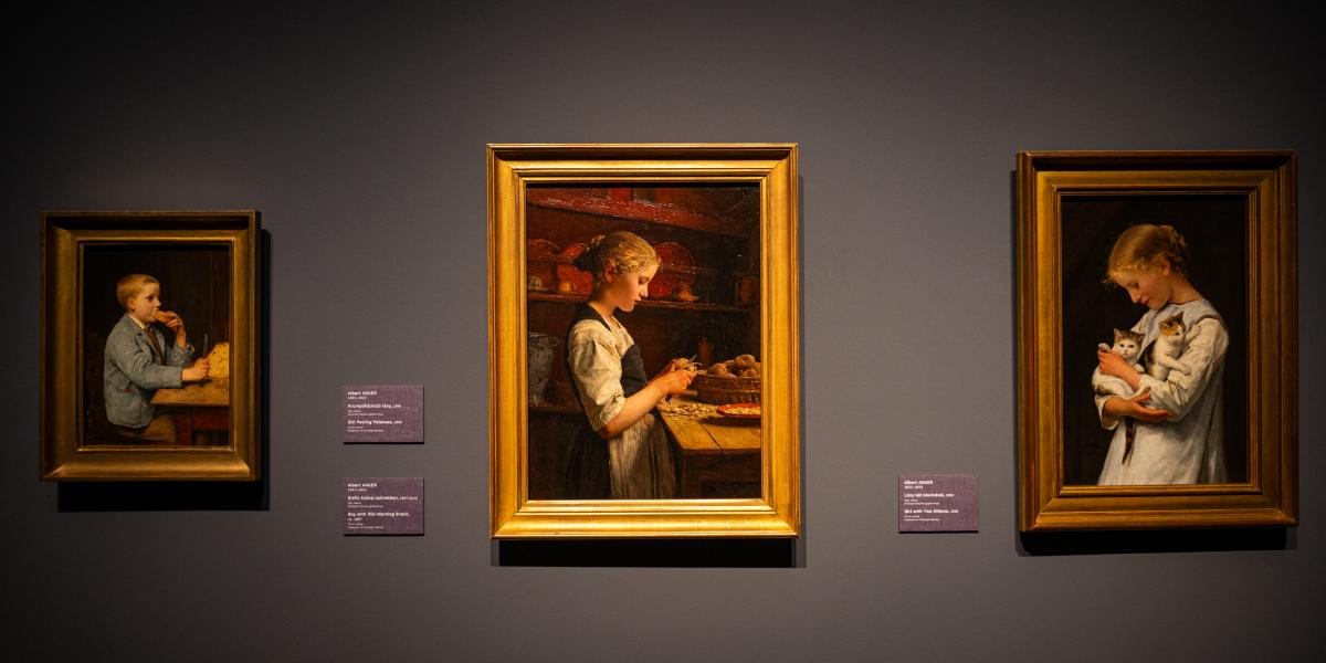 Albert Anker festményei: Kisfiú tízórai szünetben (1897), Krumplihámozó lány (1886), Lány két kiscicával (1888)