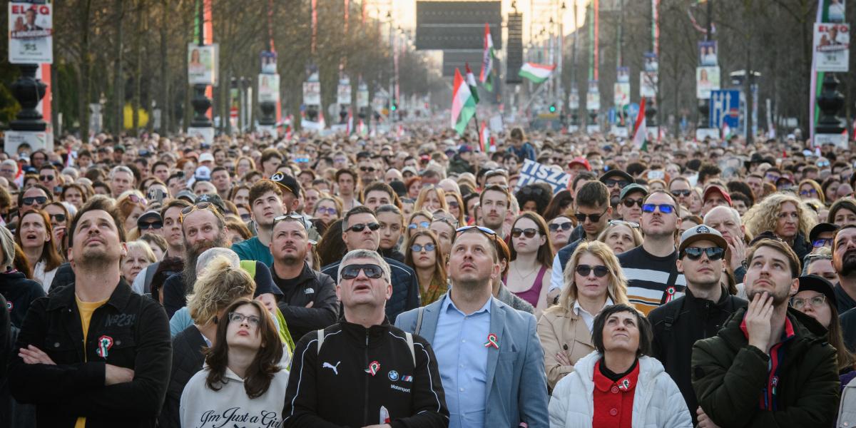 A Tisza nemzeti menete március 15-én. Már nem csak a csodában bíznak