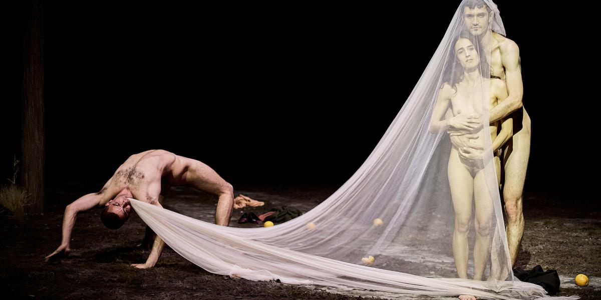 Meztelen női és férfitestek, szerelmi jelenetek, finom, lassan áradó ölelések, minden valódi testiség nélkül