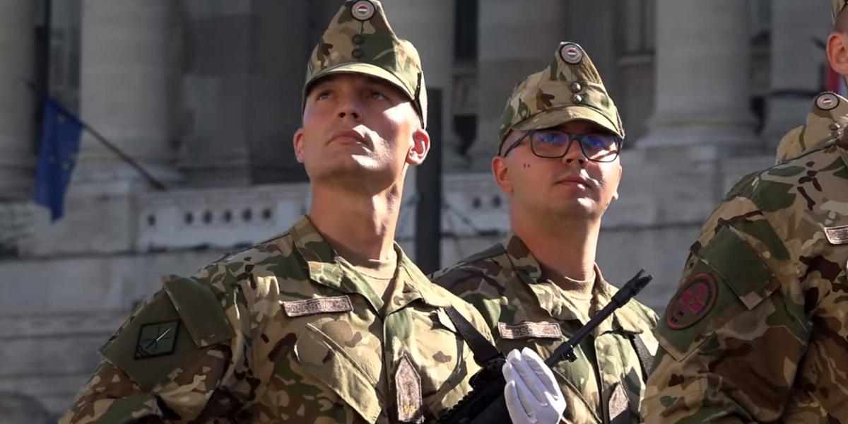 Balra Orbán Gáspár a 2020. augusztus 20-i tisztavatáson