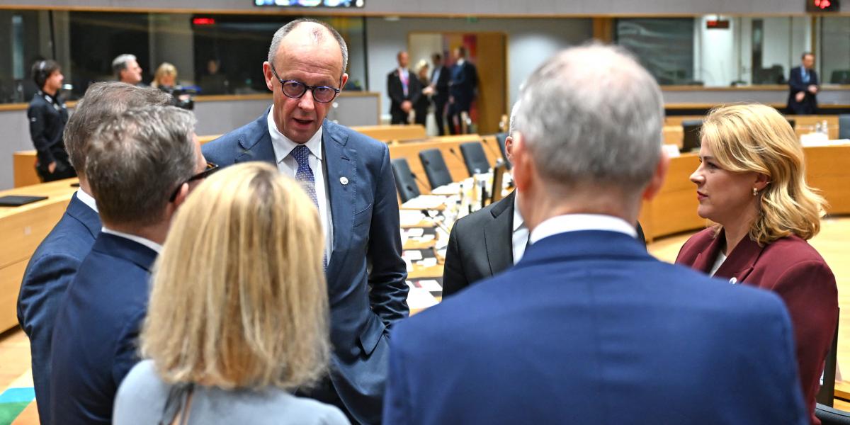 A márciusi EU-csúcson Friedrich Merz kancellár (b) jelezte: meg kell vizsgálni, miként lehet az Ukrajnának szánt hitelt Magyarország megkerülésével is életbe léptetni