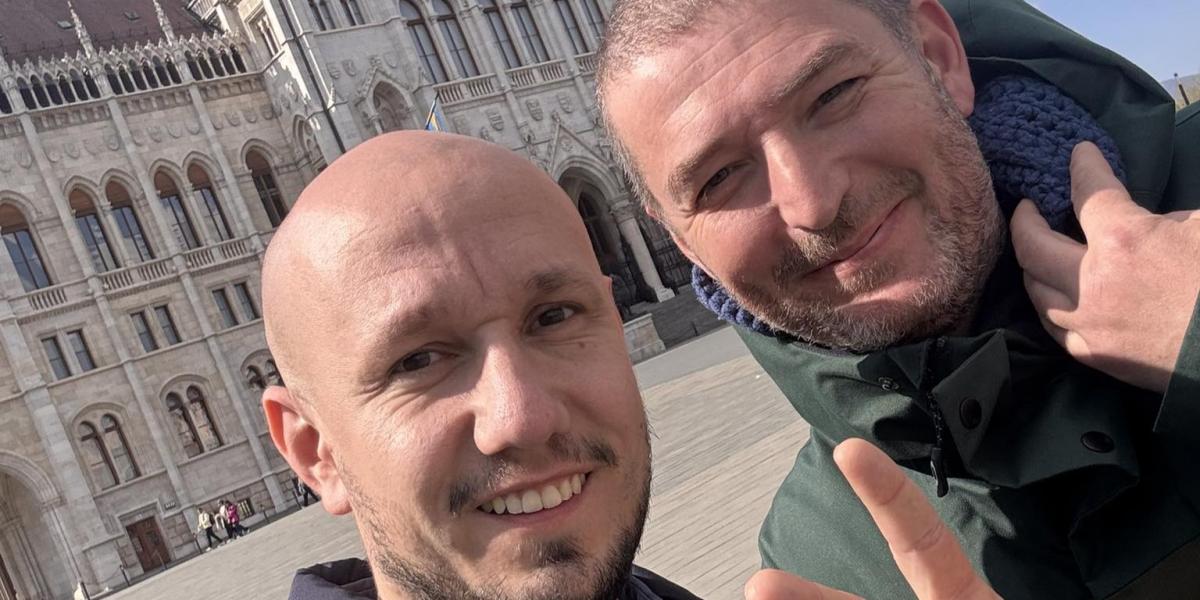 A DK-s politikus és az éhségsztrájkoló apa (jobbra)