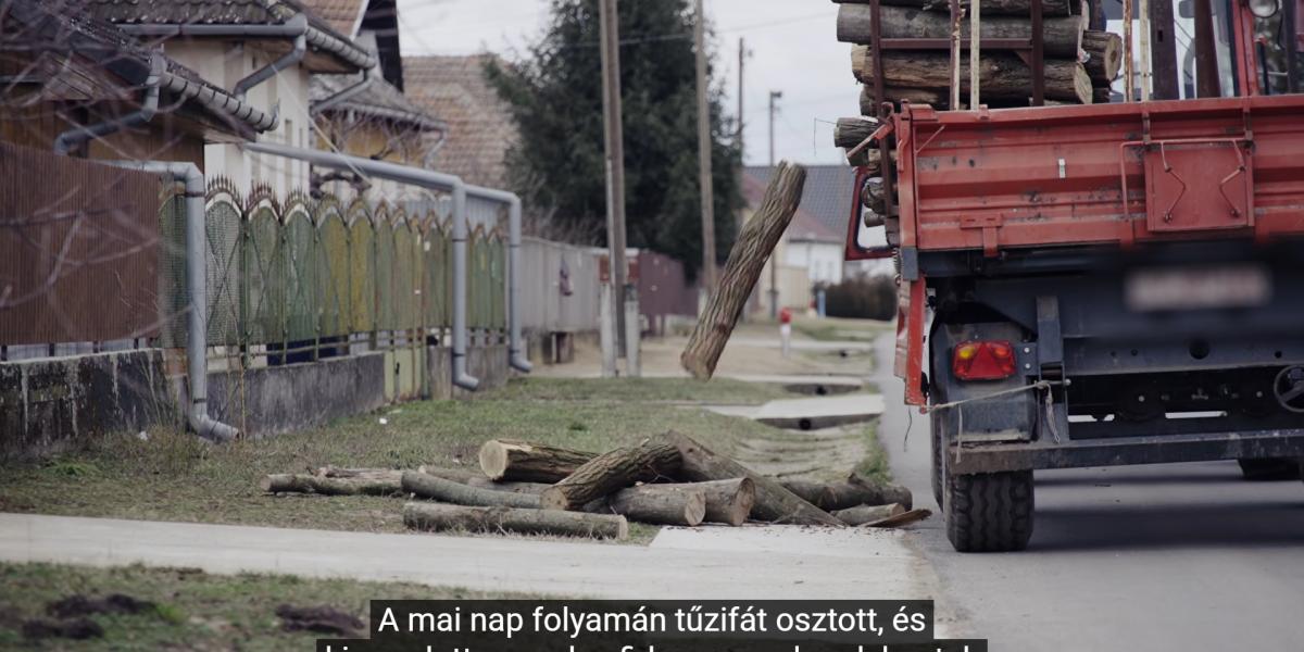 Sokat jelenthet a ház elé teherautóról odahajított köteg tűzifa, mely A szavazat ára című film talán legmegrázóbb képsora