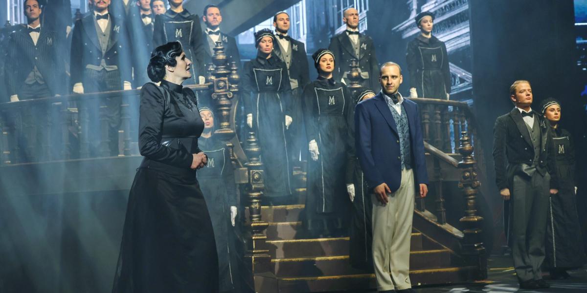 A titokzatos Manderley-ház személyzete az Erkel Színház Rebecca című musicalének előadásán. Előtérben Mrs. Danvers (Malek Andrea) és Maxim de Winter (Brasch Bence)