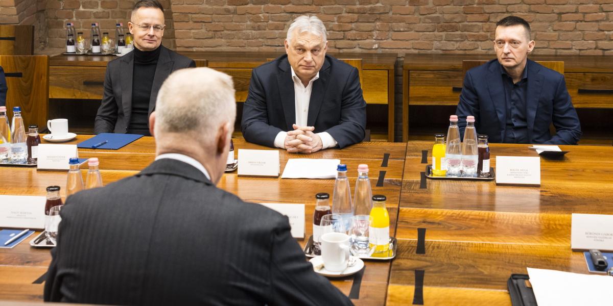 „Ha Amerika a szuverenitást akarja védeni..., mi leszünk a szuverenitás legnagyobb bajnokai” – Orbán a külügyminisztere és a kabinetfőnöke társaságában