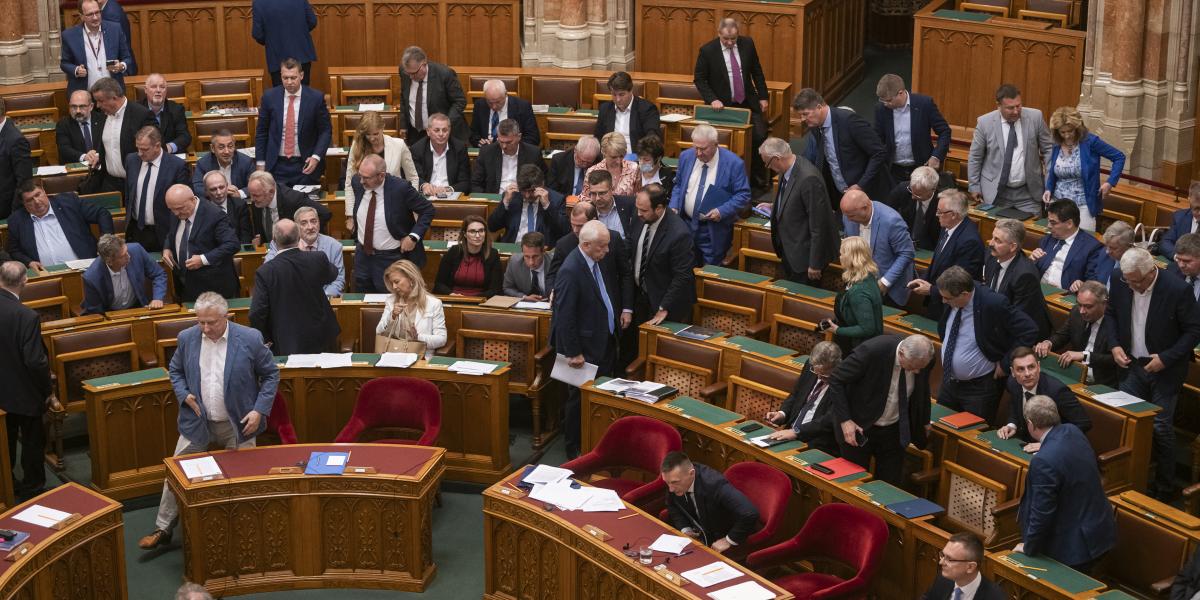 A valaha volt kormánypárti frakció. Rengetegen csomagolhatnak a Fidesz−­KDNP-sek közül