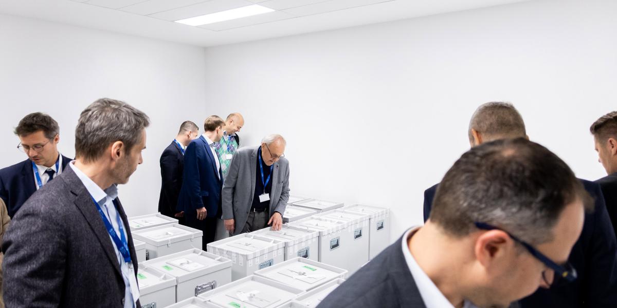 A külképviseletekről érkezett urnák az NVI-ben április 14-én 