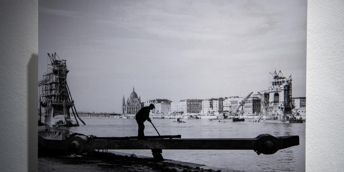  A második világháborúban elpusztított Lánchíd újjáépítésén dolgozó munkás – Budapest, 1948 (Robert Capa, Courtesy International Center of Photography)