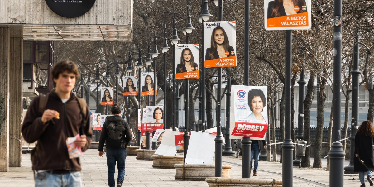Utcakép kampányban. Plakátokban vezet a Fidesz és a DK, de a Tisza is elkezdte pakolni
