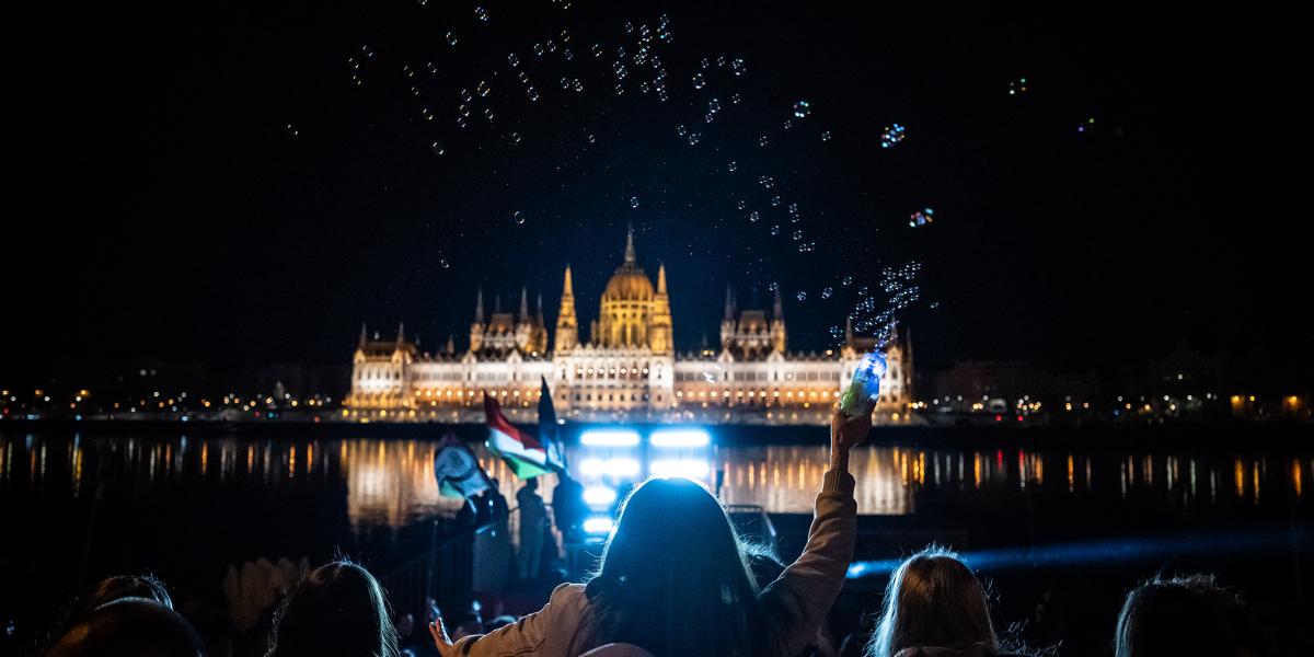 Nem pukkadt ki. Hiába remélték a fideszesek, kitartott a Tisza lendülete