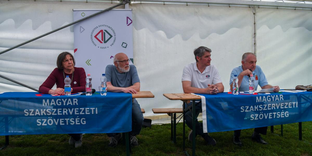 A Magyar Szakszervezeti Szövetség képviselői a 2025-ös budapesti majálison 