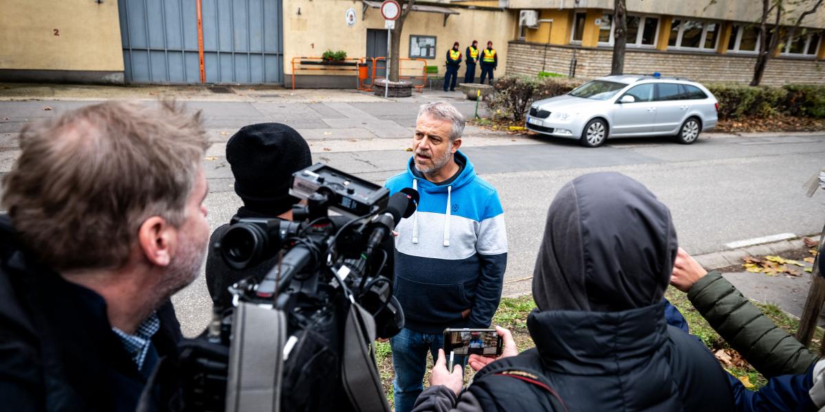 Juhász Péter a Szőlő utcai javítóintézet előtt 2025. december 9-én 