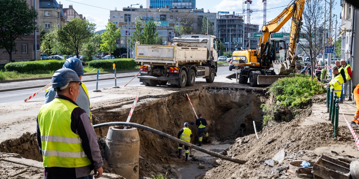 Hatalmas kráter tegnap a Róbert Károly körútnál. Budapestnek már az év közepén szüksége lesz egy gyors kormányzati beavatkozásra