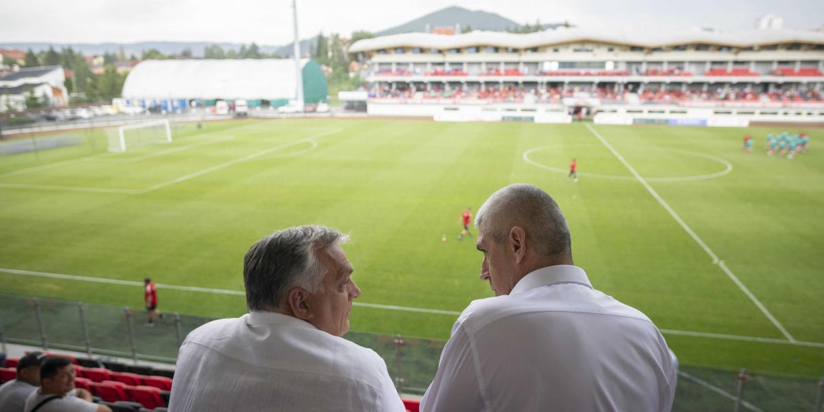 Orbán Viktor és Szondy Zoltán, az FK Csíkszereda elnöke a csíkszeredai stadion klubház- és lelátóavató ünnepségén 2022. július 23-án 