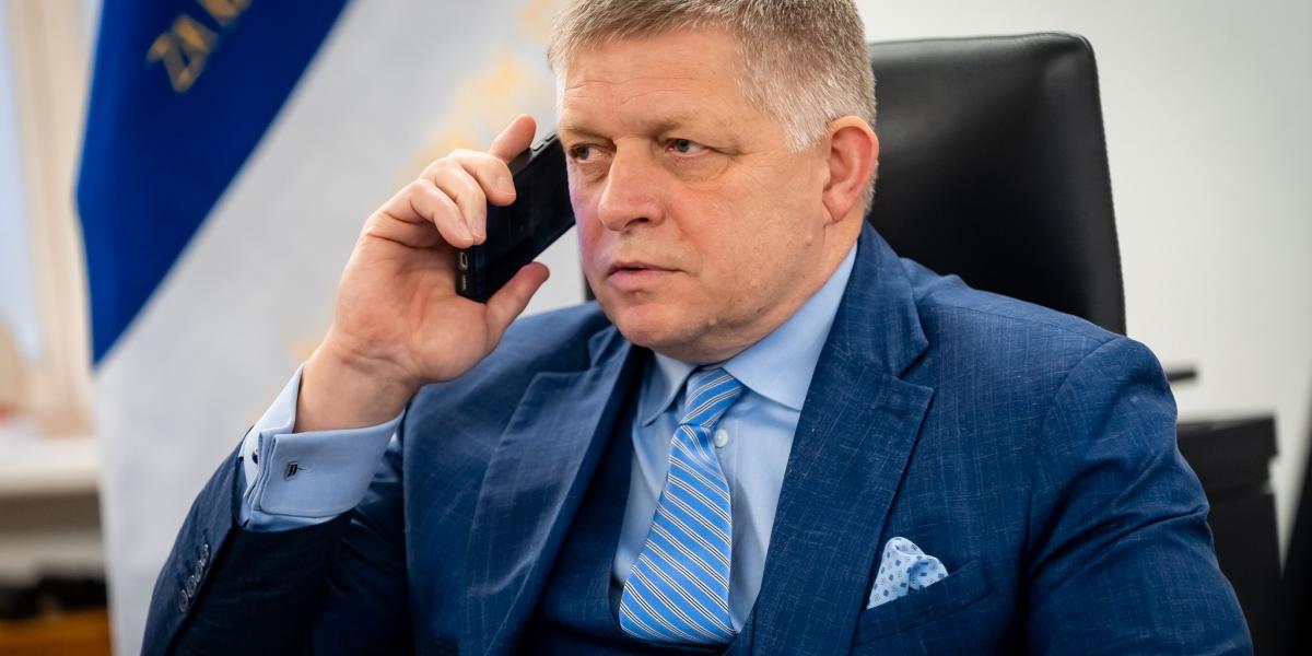 Robert Fico szlovák miniszterelnök telefonon beszél Magyar Péterrel április 21-én 